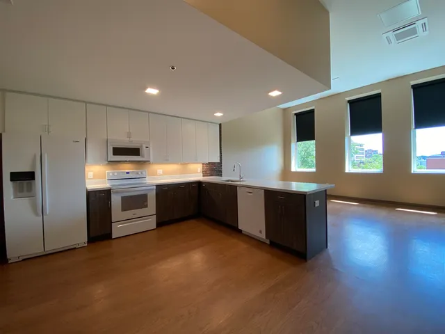 $2,221 | 83 Hanover Street, Unit 303, Manchester, NH 03101