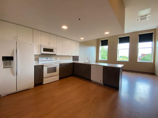 $2,221 | 83 Hanover Street, Unit 303, Manchester, NH 03101