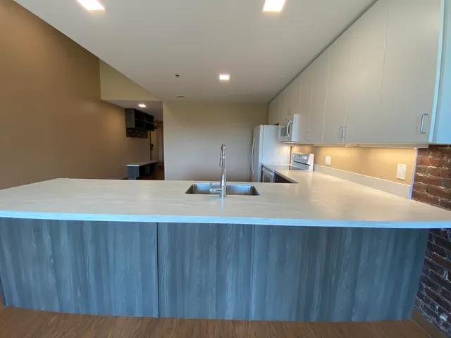 $2,221 | 83 Hanover Street, Unit 303, Manchester, NH 03101