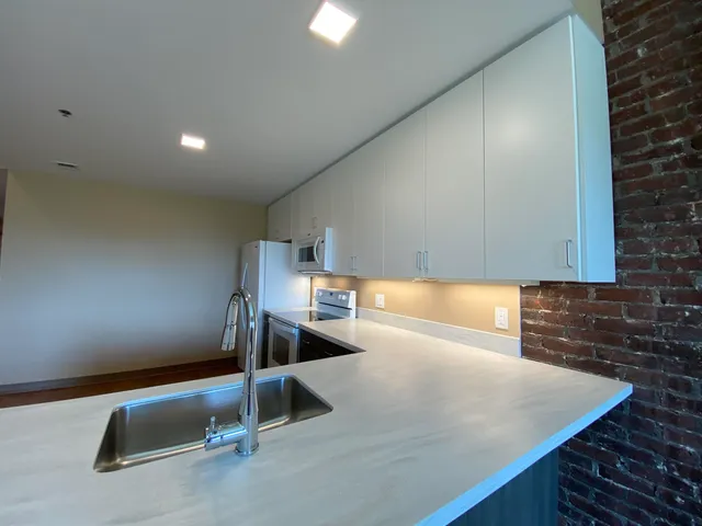 $2,221 | 83 Hanover Street, Unit 303, Manchester, NH 03101