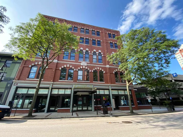 $2,221 | 83 Hanover Street, Unit 303, Manchester, NH 03101