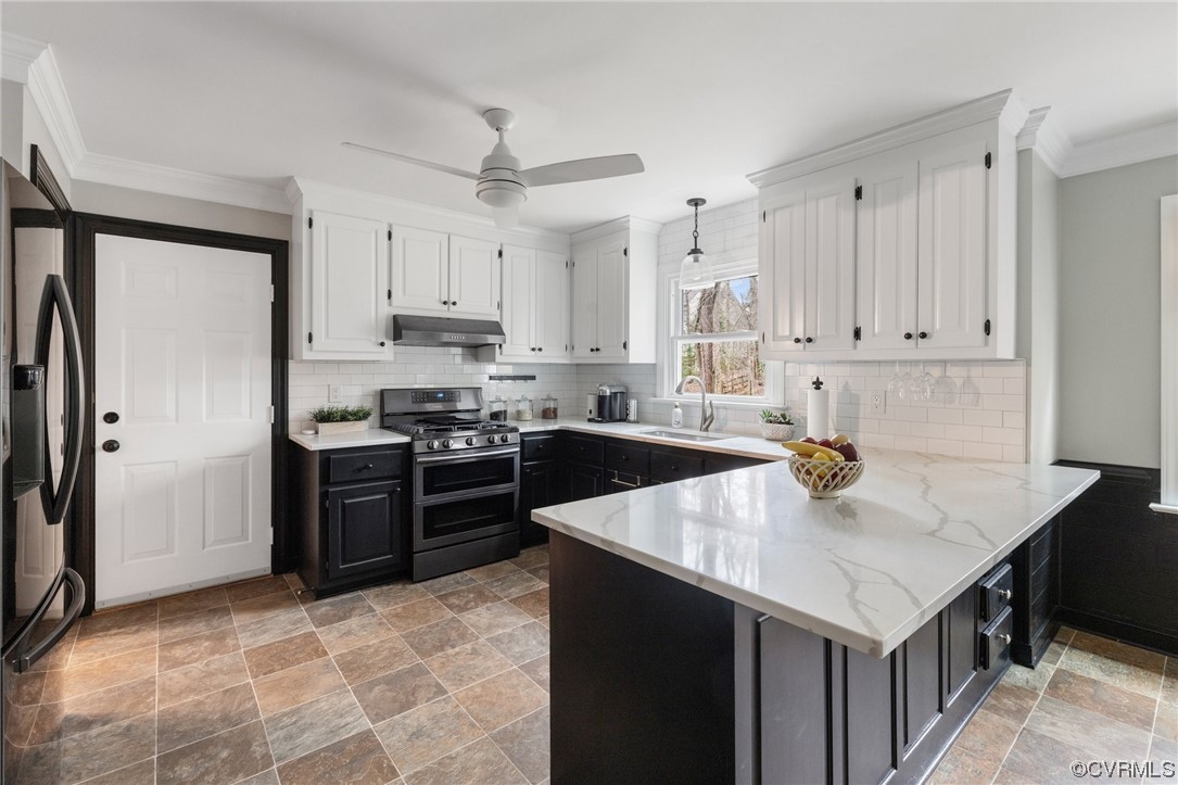 5716 Sandstone Ridge Road Midlothian, VA 23112 - Photo 10 of 36 a kitchen with a stove a refrigerator and a sink