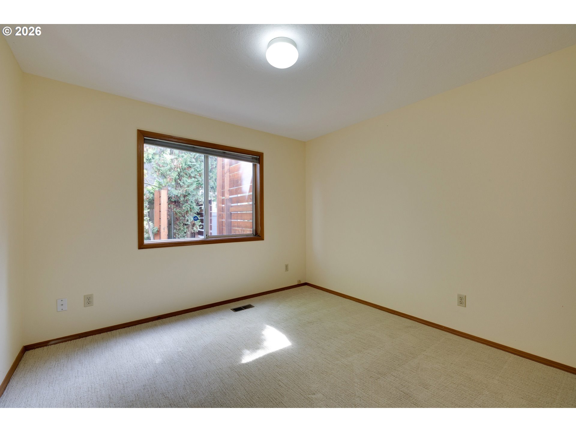 1360 North Locust Street Canby, OR 97013 - Photo 22 of 36 an empty room with a window