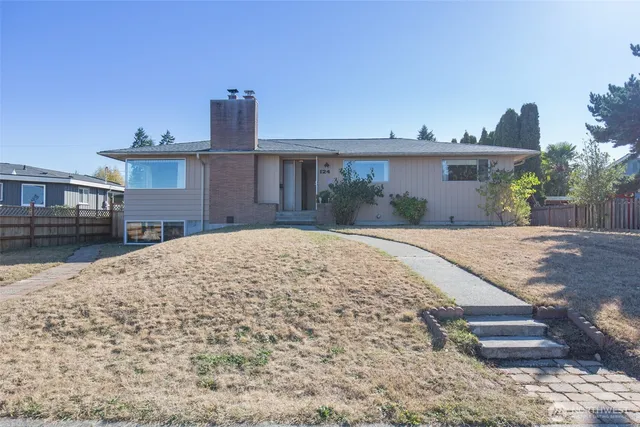 a view of a house with a yard