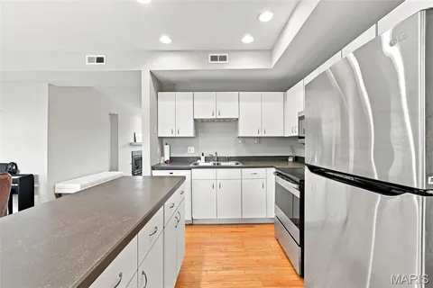 $189,900 | 5885 Nina Place, Unit 2E, St. Louis, MO 63112