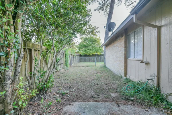 a view of a house with a backyard