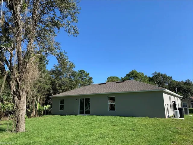 a view of front of house with a yard