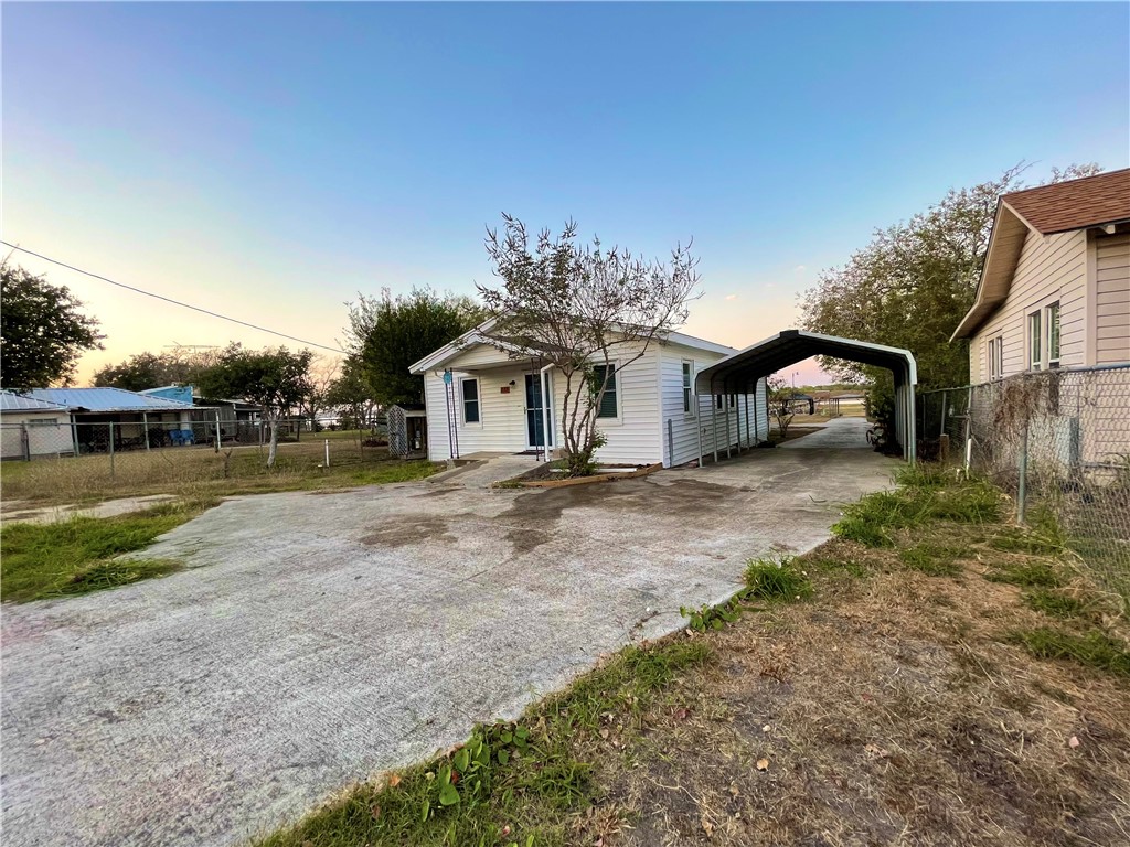 335 Stephens Loop Lake City, TX 78368 - Photo 3 of 27