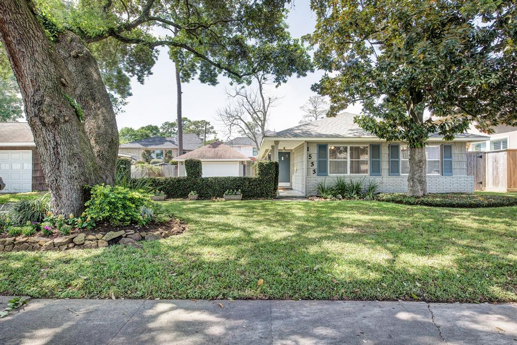 Inviting ranch home in the middle of Spring Oaks has lovely landscaping and great curb appeal.