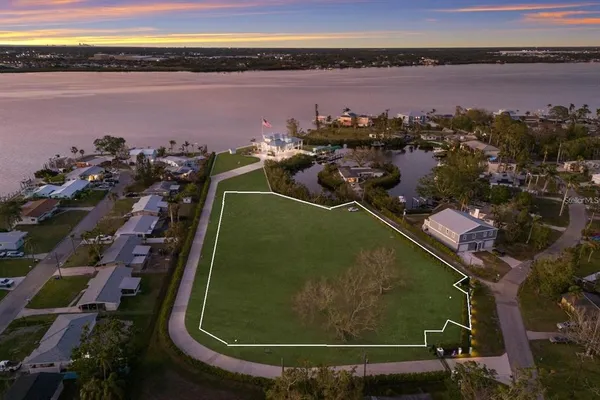 $1,100,000 | 210 22nd St Court Northeast, Bradenton, FL 34208