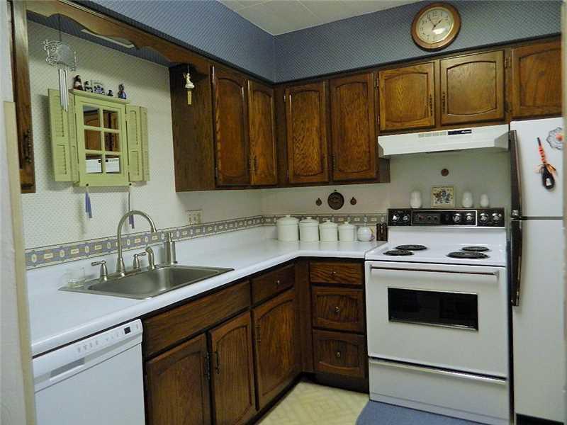 220 Coraopolis Road, Unit E8 Coraopolis, PA 15108 - Photo 7 of 17 Kitchen. Another View of the Kitchen