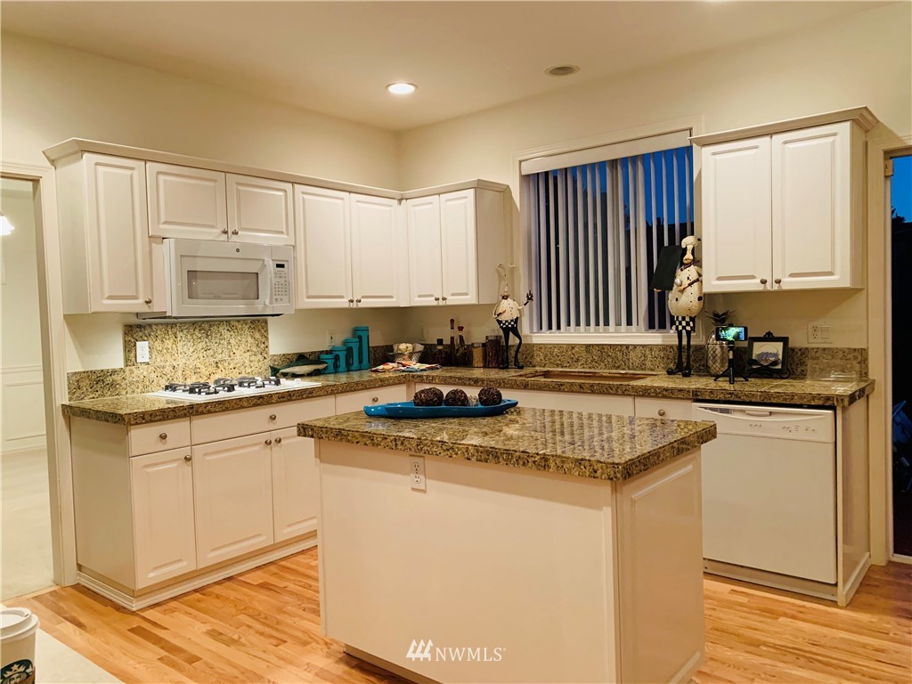 4131 Northeast 27th Place Renton, WA 98059 - Photo 9 of 27
