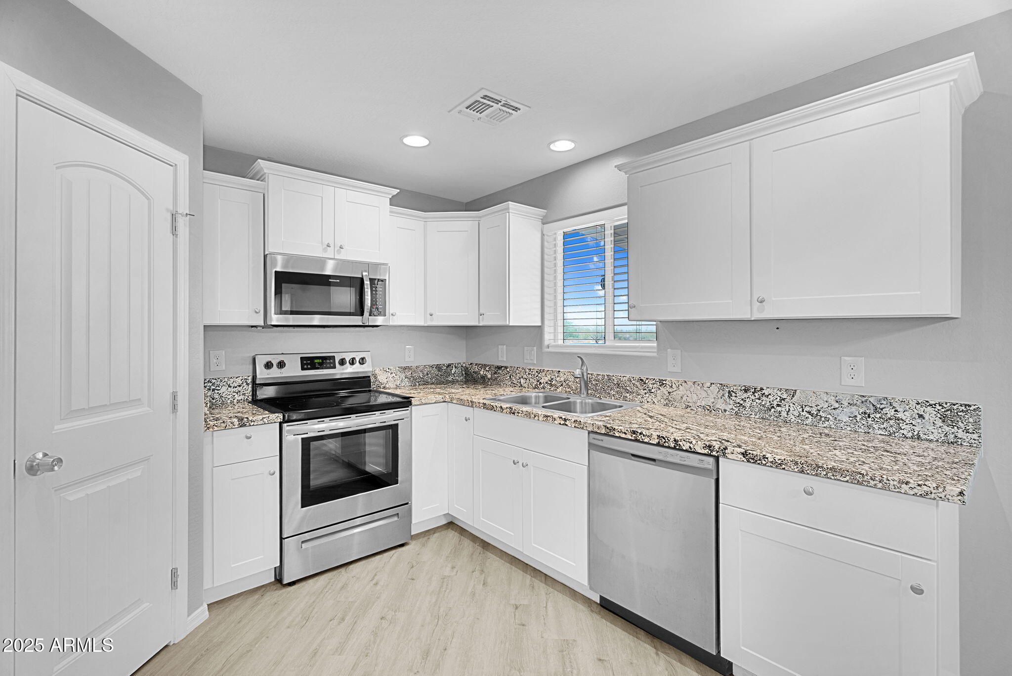 24272 East King Road Florence, AZ 85132 - Photo 5 of 20 Granite Countertops!