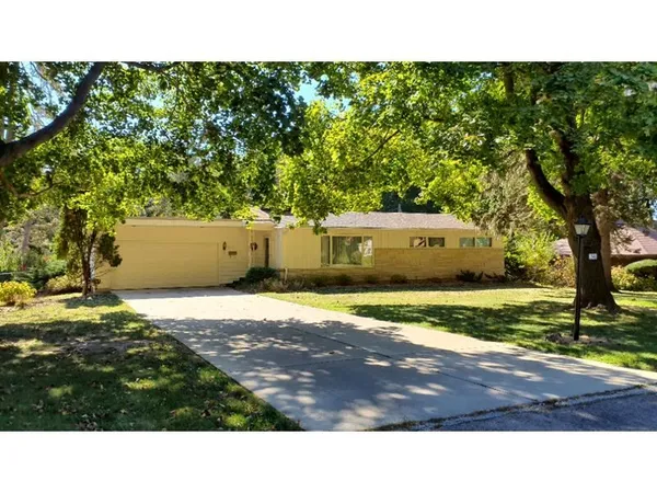 $194,900 | 1541 Lacresta Drive, Freeport, IL 61032