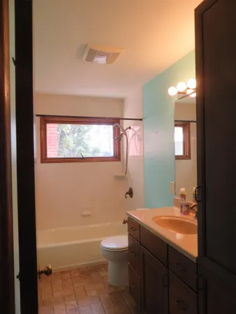 $194,900 | 1541 Lacresta Drive, Freeport, IL 61032