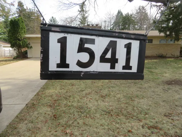 $194,900 | 1541 Lacresta Drive, Freeport, IL 61032