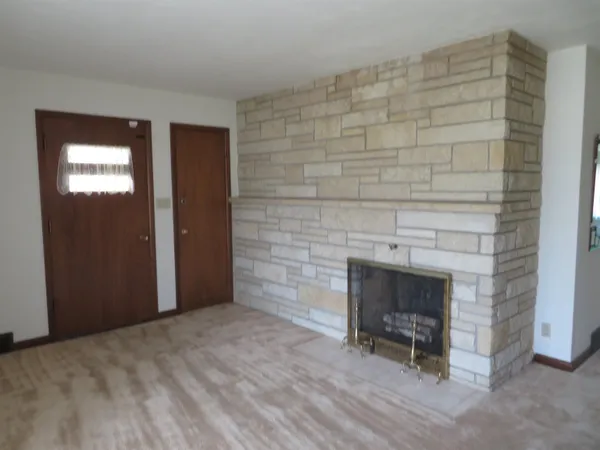 $194,900 | 1541 Lacresta Drive, Freeport, IL 61032