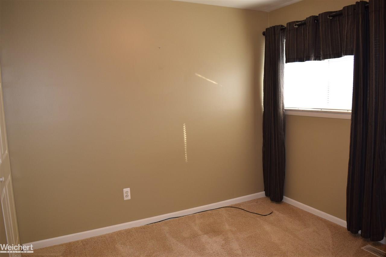 18021 Rainbow Road Fraser, MI 48026 - Photo 31 of 61 31371716-30.JPG