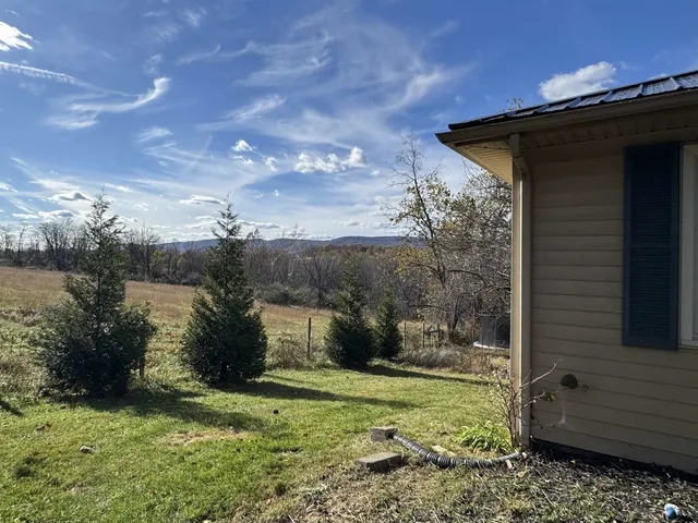 a view of a backyard