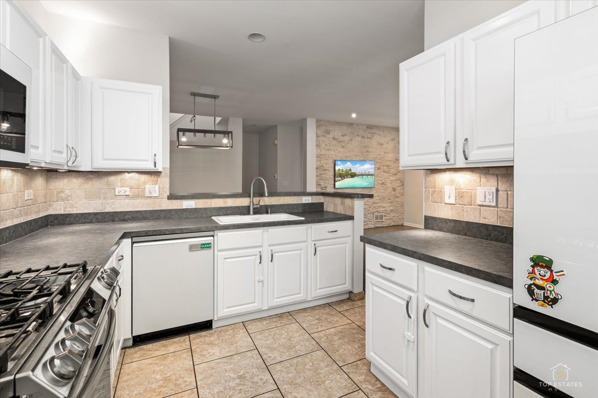 642 West Moreland Avenue Addison, IL 60101 - Photo 15 of 33