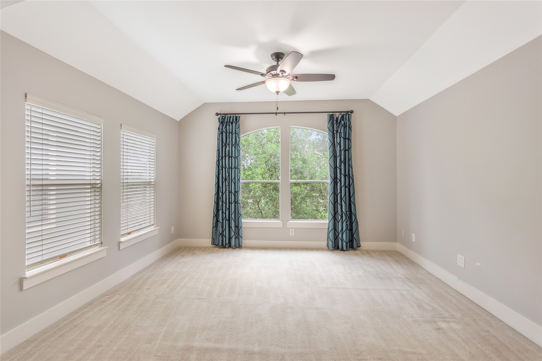 1207 Nagle Street Houston, TX 77003 - Photo 21 of 26 The third floor Flex area in the Primary Bedroom is the perfect space for an exercise area, home office, library or sitting area. So many possibilities.