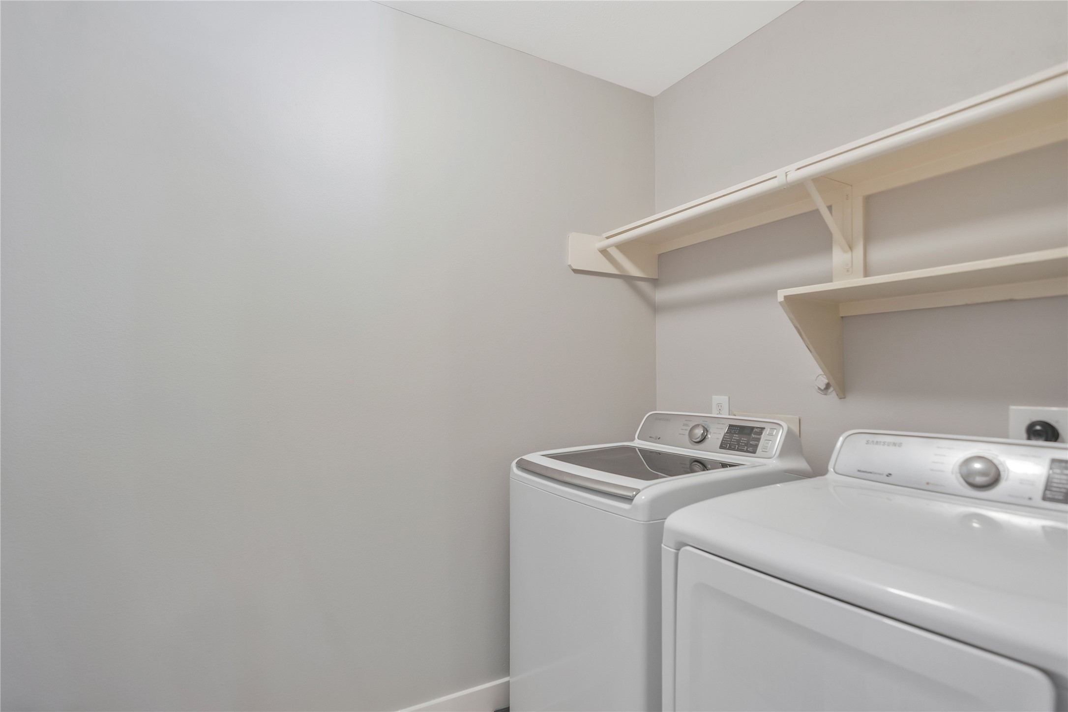 1207 Nagle Street Houston, TX 77003 - Photo 26 of 26 Upper level laundry room (washer/dryer are negotiable)