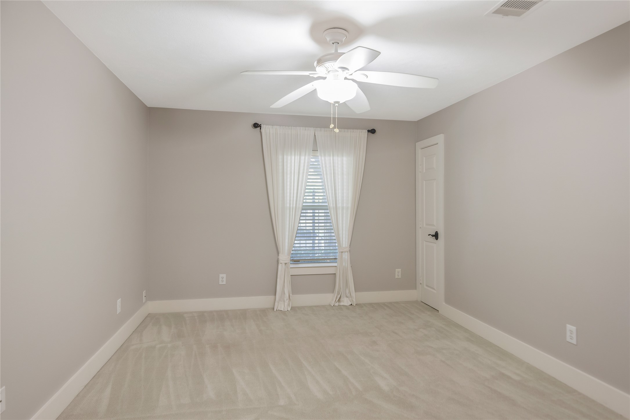 1207 Nagle Street Houston, TX 77003 - Photo 5 of 26 First level Secondary Bedroom is spacious and warm.