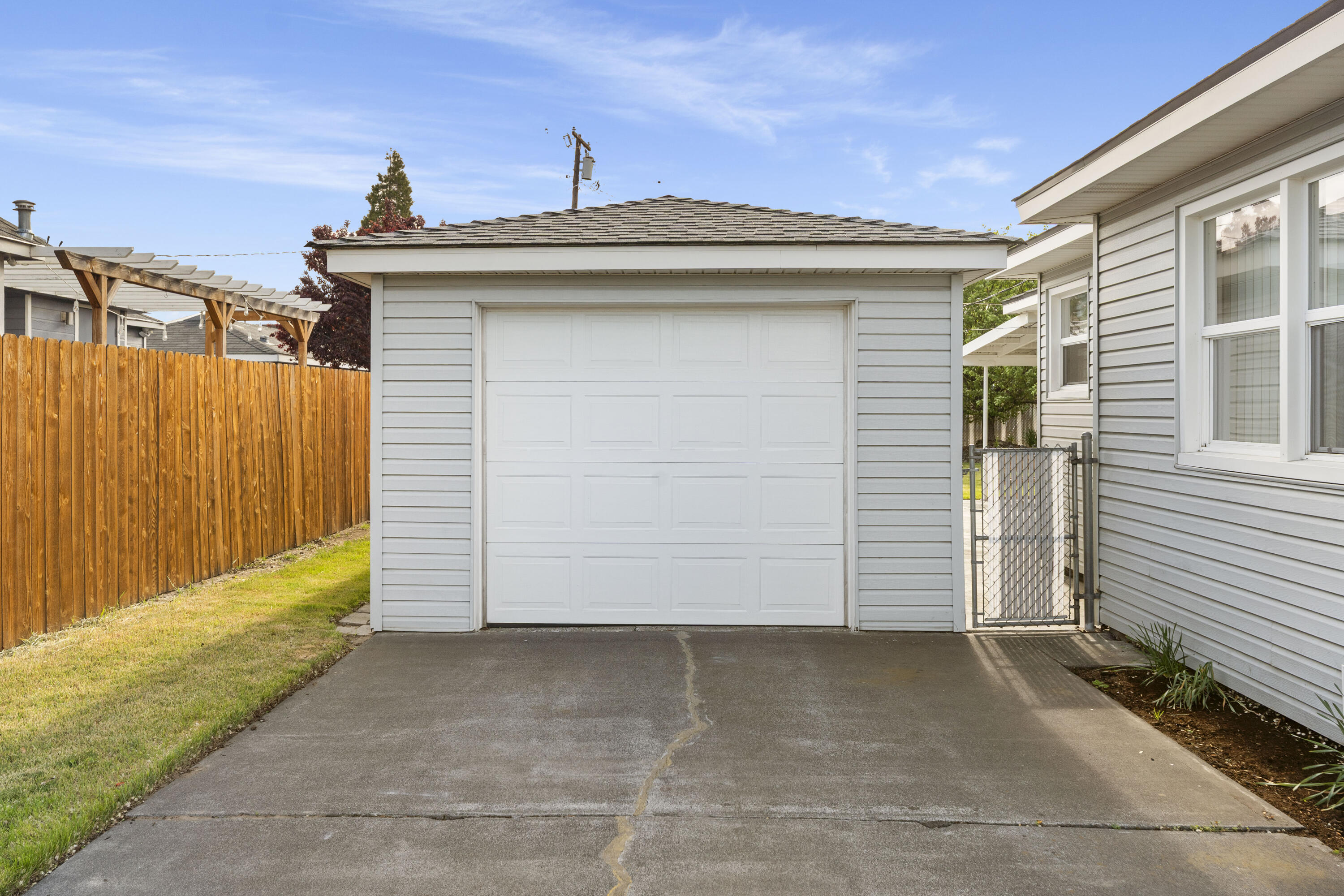 946 Southwest 13th Street Redmond, OR 97756 - Photo 46 of 49