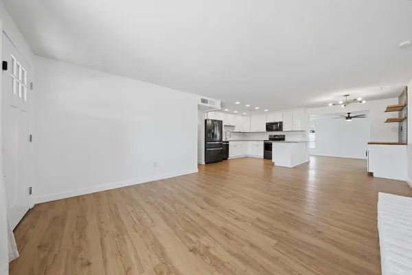 $2,500 | 3540 East Voltaire Avenue, Phoenix, AZ 85032