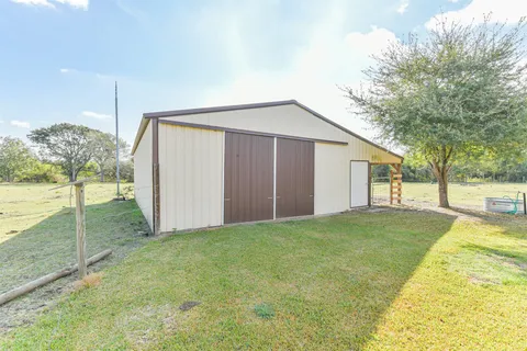 a view of a house with backyard and tree