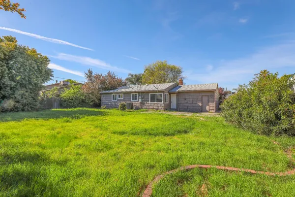 a view of a house with a backyard