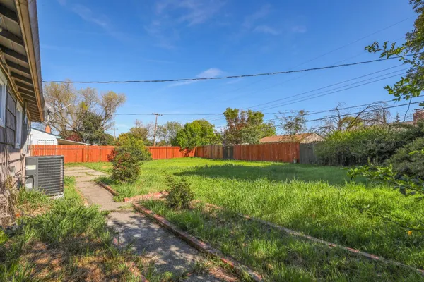 a view of a backyard