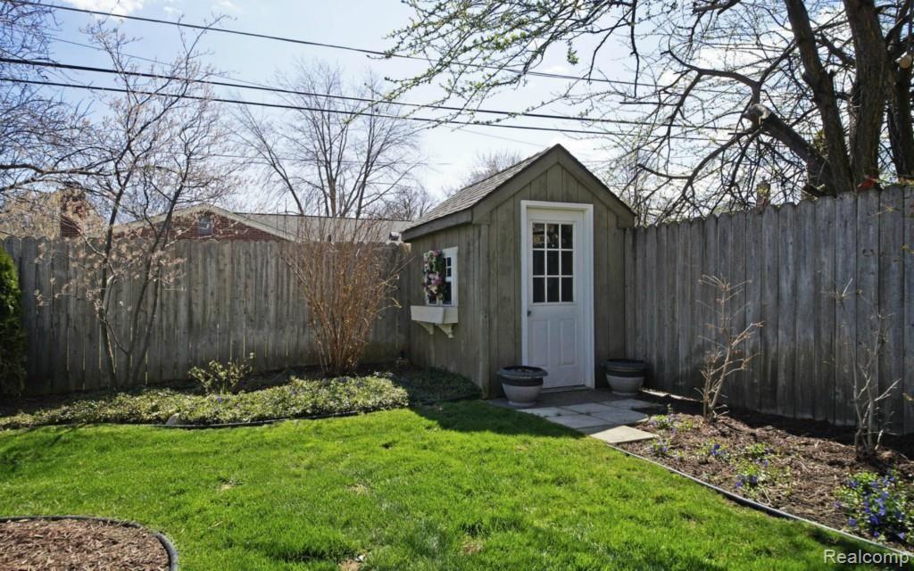 1023 Canterbury Road Grosse Pointe, MI 48236 - Photo 29 of 31 29-photo-web-1680x1050-499687.jpg