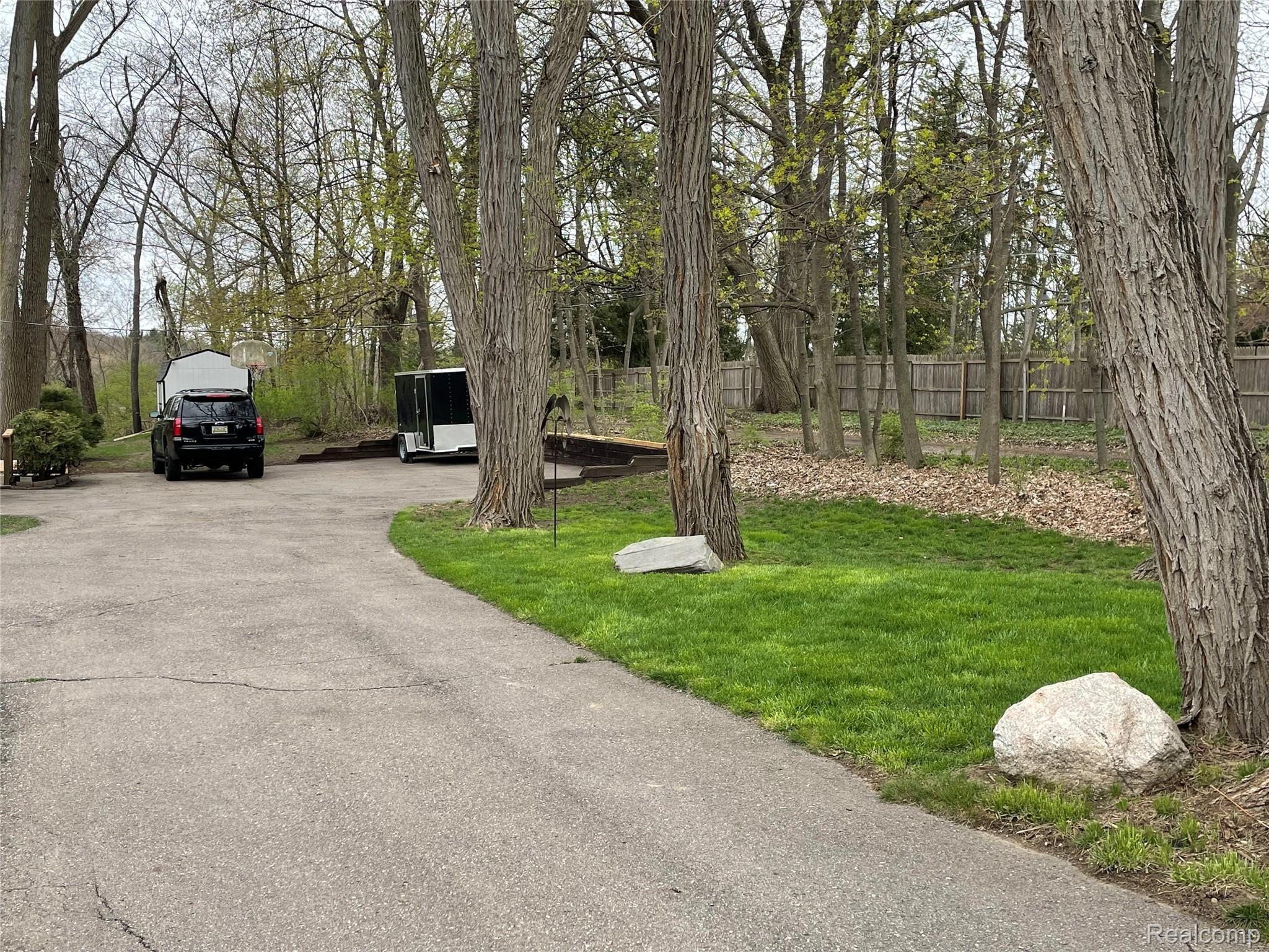 24665 Farmington Road Farmington, MI 48336 - Photo 30 of 31 Circular driveway & side driveway
