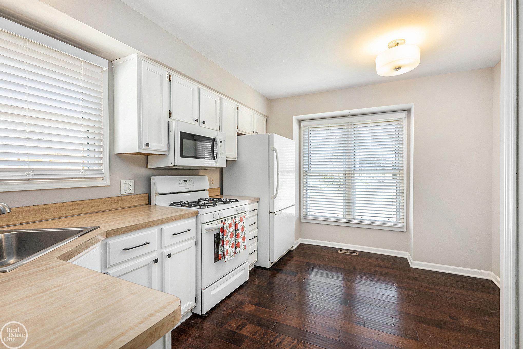 1492 Colony Drive Rochester, MI 48307 - Photo 7 of 17 50171770-24278a0e-d195-48ed-84ba-f12bd4f0ee03.JPG