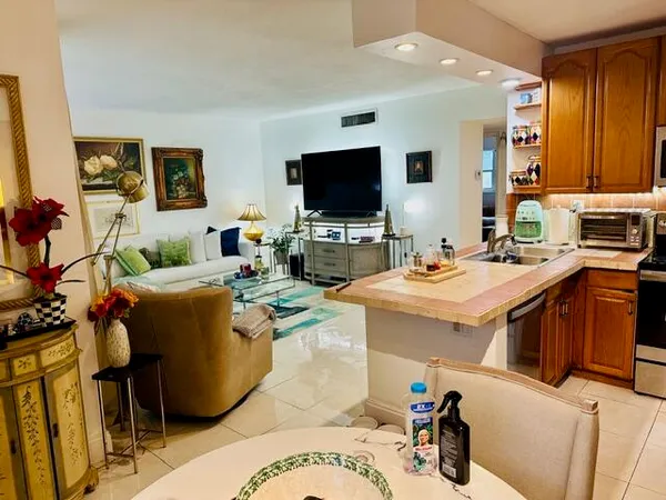 $179,000 | 1150 Northwest 30th Court, Unit 203, Wilton Manors, FL 33311