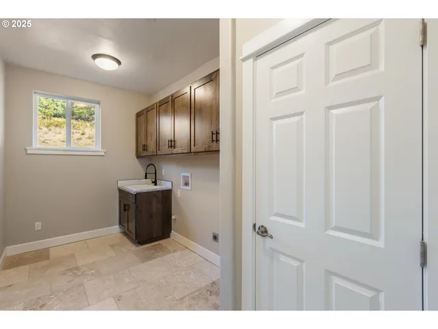 $550,000 | 662 Brooks Loop, Sutherlin, OR 97479