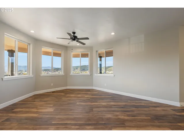 $550,000 | 662 Brooks Loop, Sutherlin, OR 97479