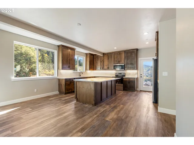 $550,000 | 662 Brooks Loop, Sutherlin, OR 97479