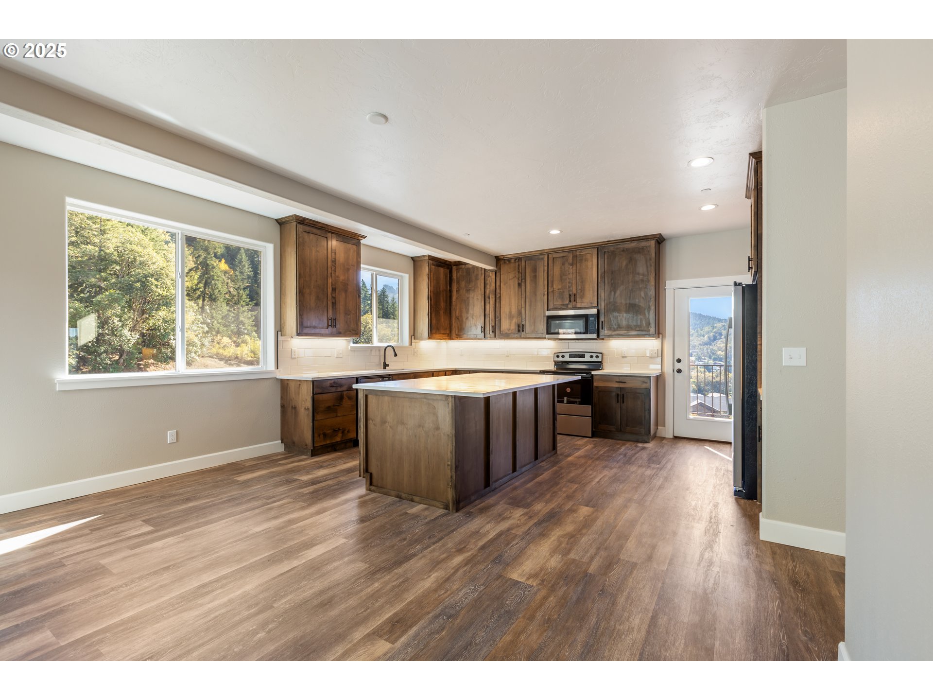 662 Brooks Loop Sutherlin, OR 97479 - Photo 10 of 47