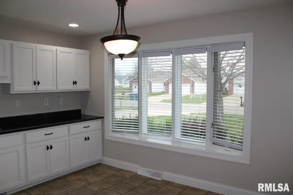 $2,050 | 2807 Cronin Drive, Springfield, IL 62711