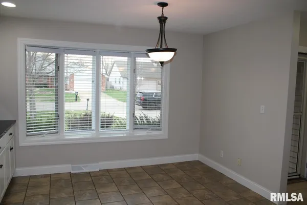 $2,050 | 2807 Cronin Drive, Springfield, IL 62711