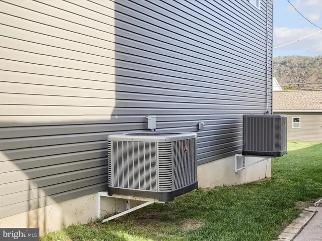 a view of a back yard