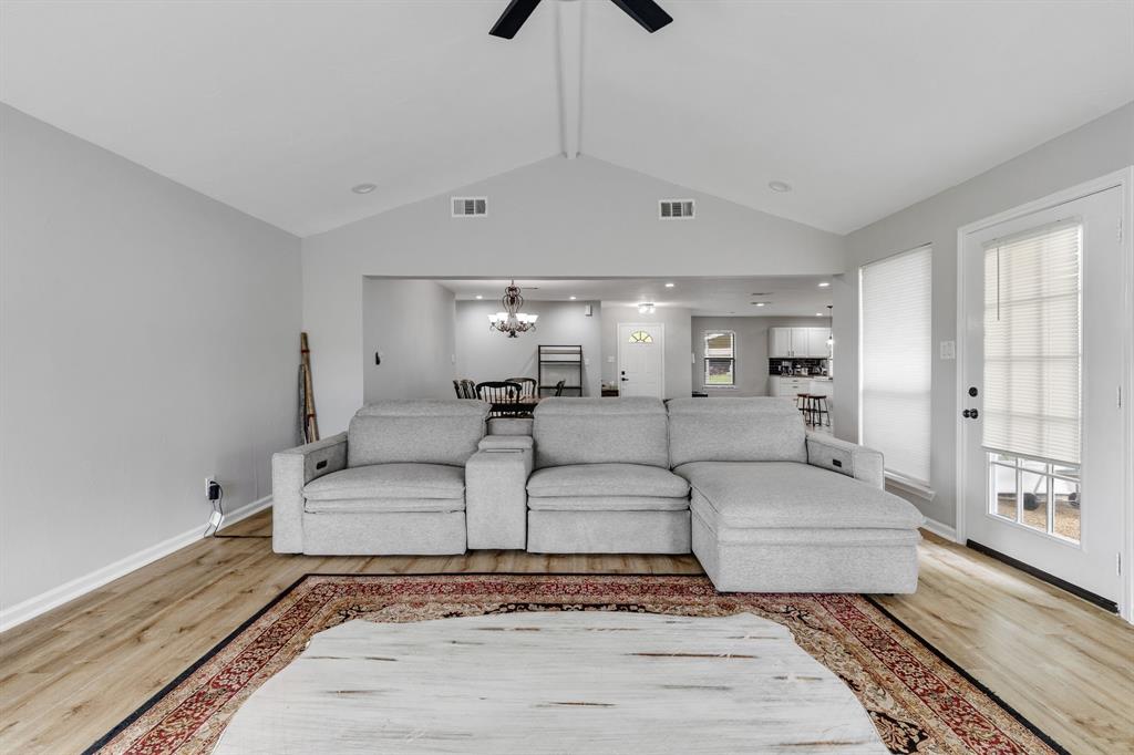 191 Klutts Road McLendon-Chisholm, TX 75032 - Photo 20 of 40 a living room with furniture and a rug