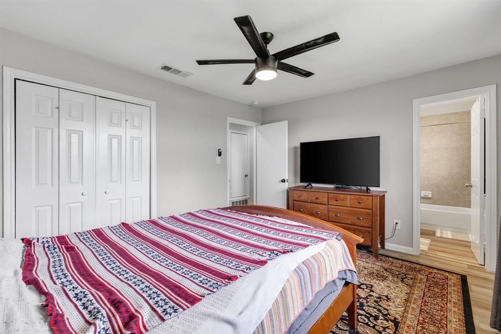 191 Klutts Road McLendon-Chisholm, TX 75032 - Photo 27 of 40 a bedroom with a bed and a flat screen tv