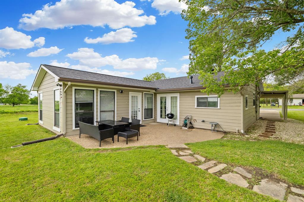 191 Klutts Road McLendon-Chisholm, TX 75032 - Photo 39 of 40 a backyard of a house with table and chairs