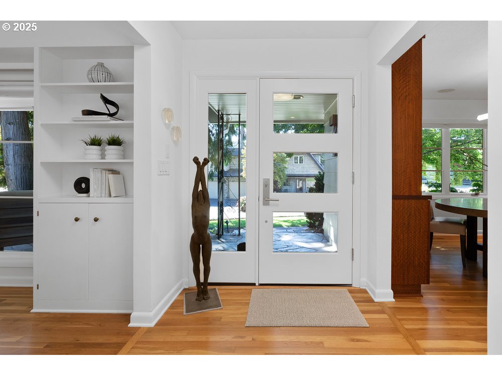 411 Ridgeway Road Lake Oswego, OR 97034 - Photo 3 of 45 Gallery Image 3