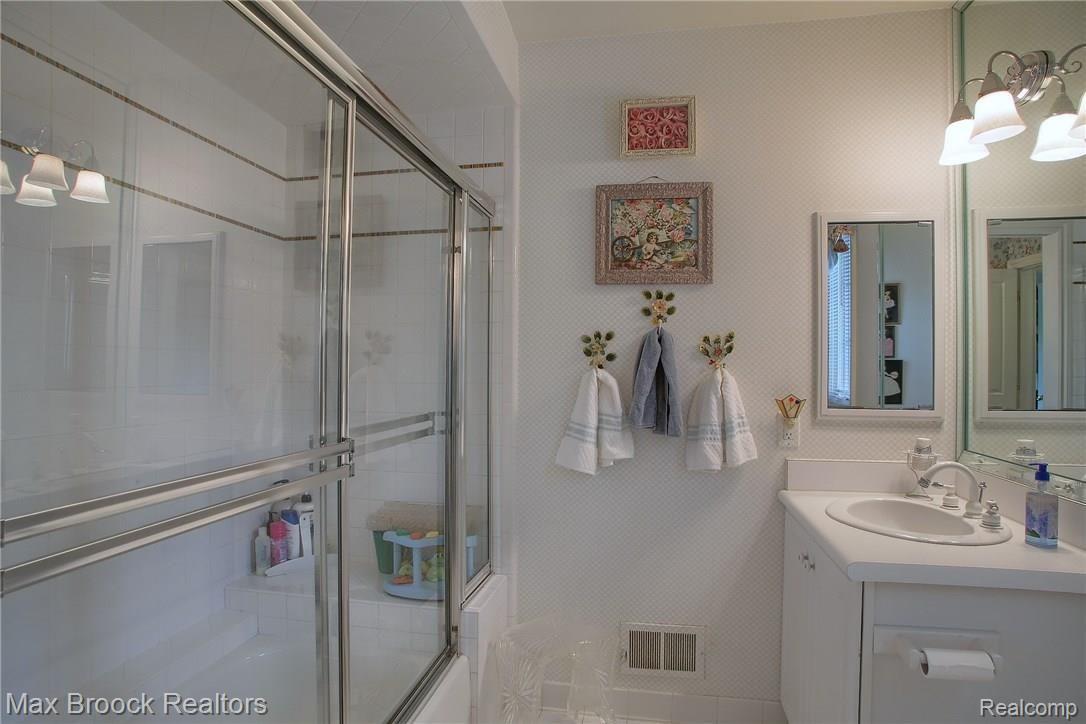 30755 Country Ridge Circle Farmington, MI 48331 - Photo 30 of 42 Bathroom_2nd_View.jpg
