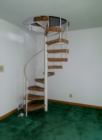 436 Russell Road DeKalb, IL 60115 - Photo 7 of 19 a view of walk in closet