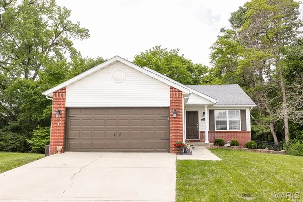 $360,000 | 102 Bayridge Court, Glen Carbon, IL 62034